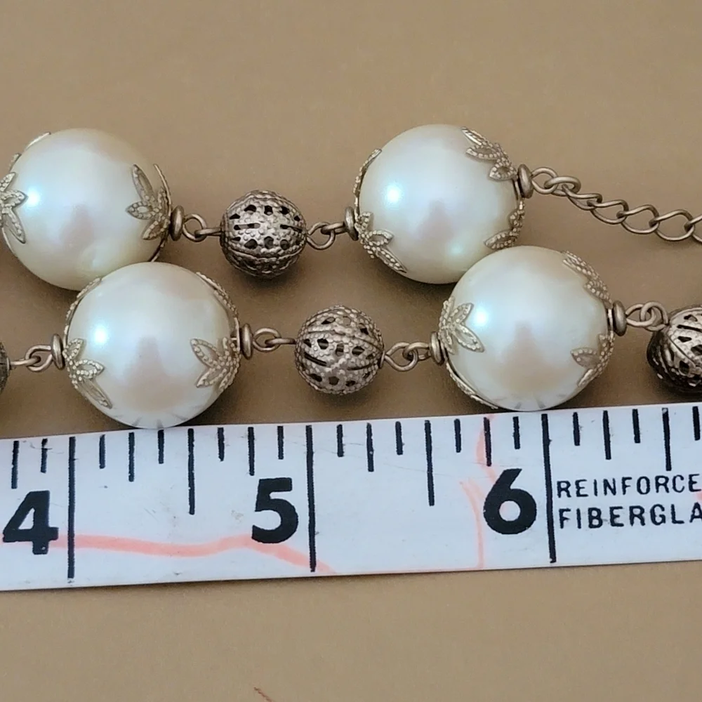 Beautiful Vintage Faux Large Pearl Gold Tone Necklace 7.5
